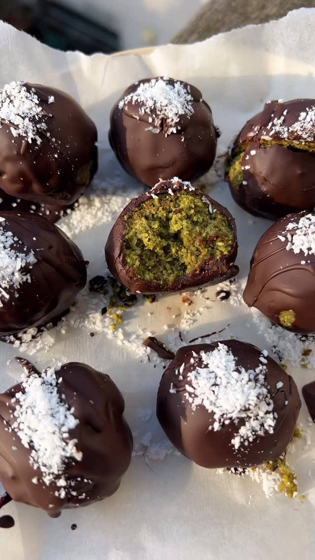 Sweet, healthy and quick Matcha Greens Bliss Balls